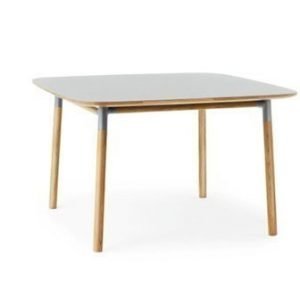 Normann Copenhagen Form Pöytä harmaa/tammi 120x120cm